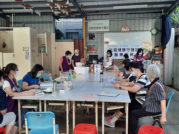 里民在健康守護站聽醫師講課。圖/江貴滿提供