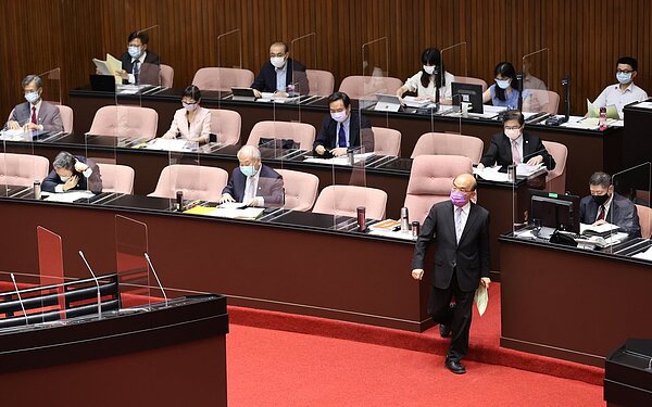 商業服務業的紓困申請截至昨(8)日晚間,已核准共15案,補貼員工數達82人,金額共328萬元,預計最快今(9)日就會撥款。記者曾學仁/攝影