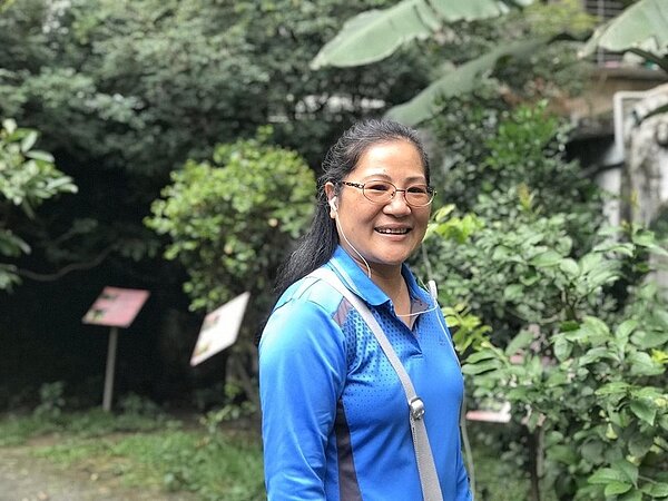 江貴滿總是笑臉迎人，向里民打招呼。圖／甄曌珞攝影