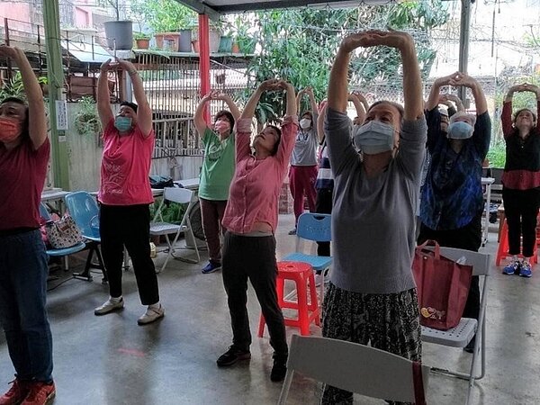 里內老人在活動中心進行體適能活動。圖／江貴滿提供