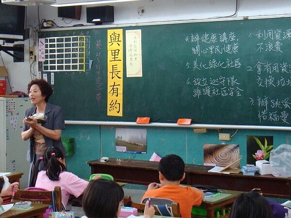 蔡綉花與永和國小學生分享里長工作。圖／蔡綉花提供