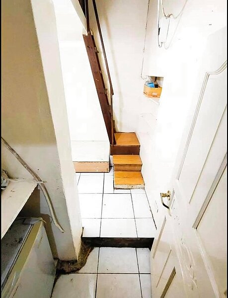 網友投稿宛如災難片的學生套房。圖／翻攝自《奇葩裝潢分享中心》臉書	