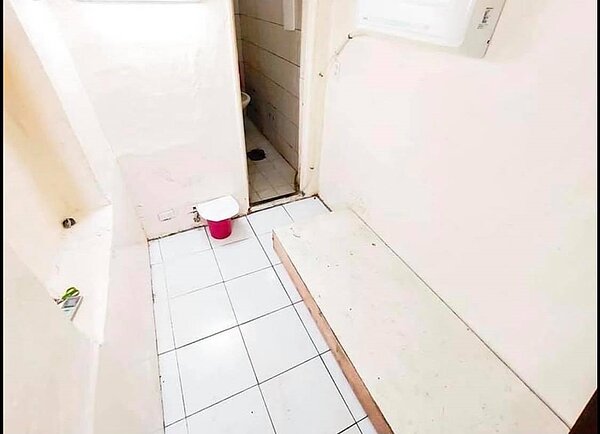 網友投稿宛如災難片的學生套房。圖／翻攝自《奇葩裝潢分享中心》臉書