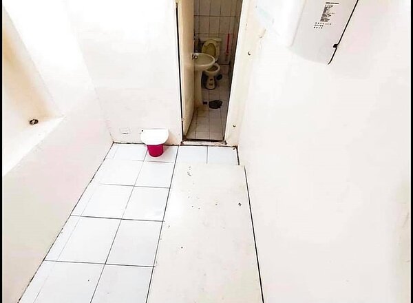 網友投稿宛如災難片的學生套房。圖／翻攝自《奇葩裝潢分享中心》臉書	