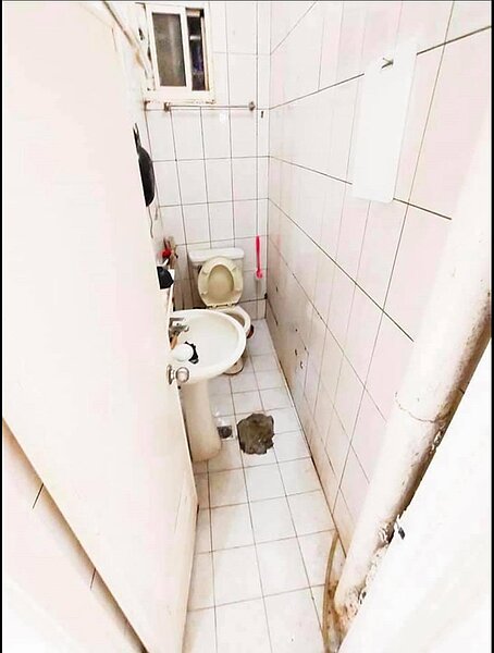 網友投稿宛如災難片的學生套房。圖／翻攝自《奇葩裝潢分享中心》臉書	