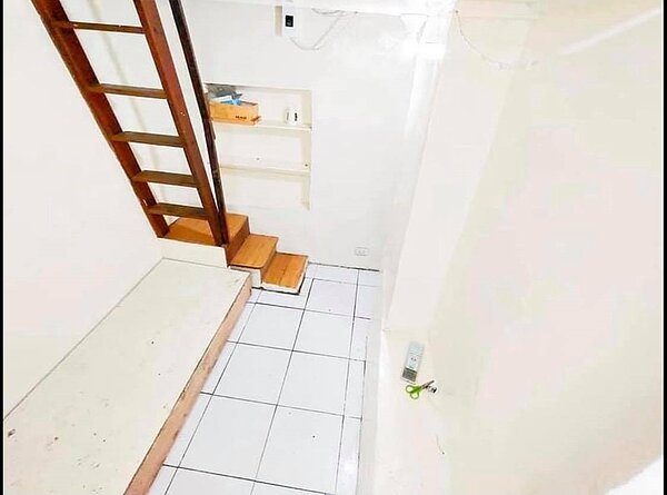 網友投稿宛如災難片的學生套房。圖／翻攝自《奇葩裝潢分享中心》臉書