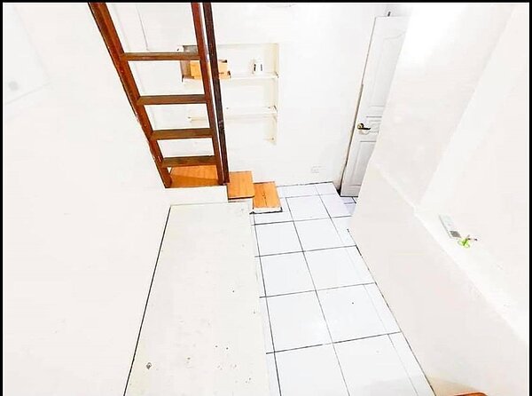 網友投稿宛如災難片的學生套房。圖／翻攝自《奇葩裝潢分享中心》臉書