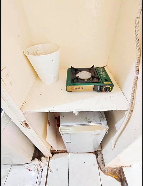 網友投稿宛如災難片的學生套房。圖／翻攝自《奇葩裝潢分享中心》臉書	