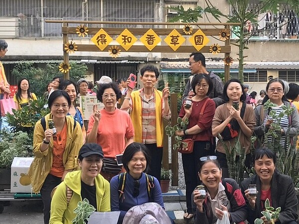 蔡綉花與里民在香草園合影。圖/蔡綉花提供