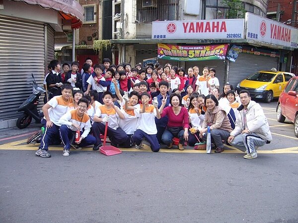 蔡綉花與學生一起清掃街道。圖/蔡綉花提供
