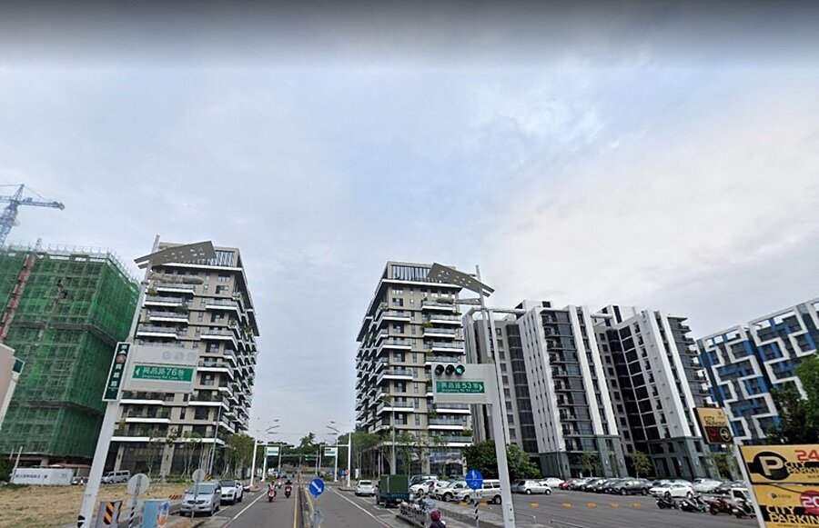 鄰近台南市區精華帶的水交社重劃區因較便宜的房價吸引首購族、小資族，雖然有福地、殯葬設施等嫌惡設施，不過對於不在意的人來說，此區房價依舊有吸引力。圖／google map