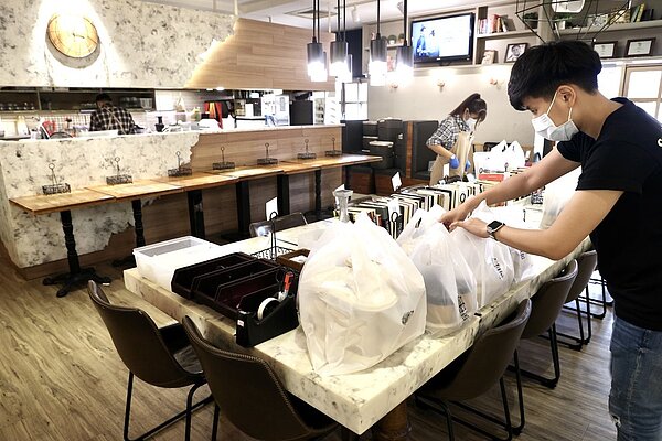 經濟部商業司爲與餐飲業一起走過疫情,特別設立了「防疫美食情報站」。圖/聯合報系資料照片