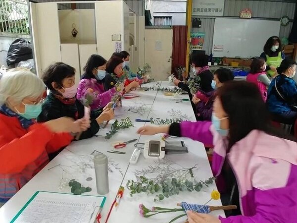 里內老人家一起在活動中心學習花藝。圖／江貴滿提供
