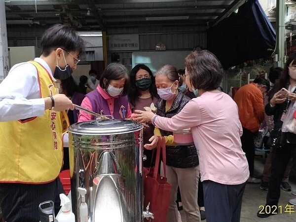 里內老人家在活動中心共餐的情形。圖／江貴滿提供