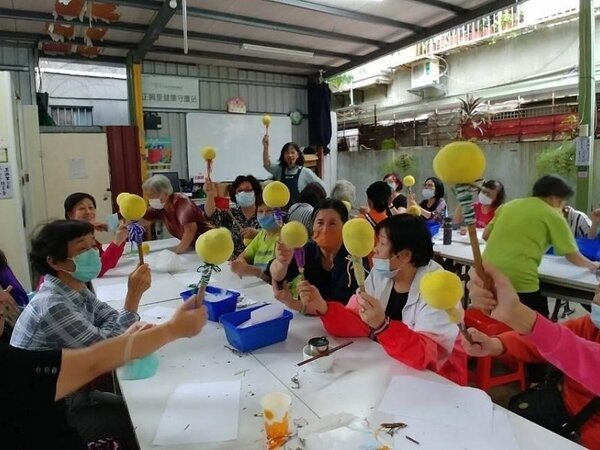 里內老人家一起在活動中心學習製作按摩棒。圖／江貴滿提供