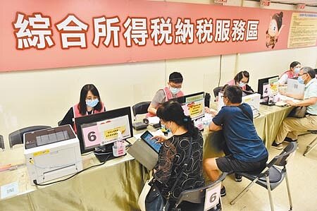 財政部昨宣布,6月15日到6月底恢復臨櫃報稅服務,但是報稅期限仍維持到6月底止。(本報資料照片)