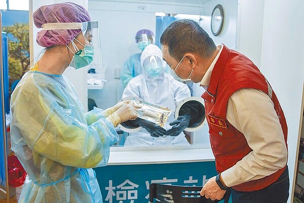 新北市長侯友宜昨視察鴻海精密股份有限公司快篩情況,他表示,新北有1073家百人以上企業,其中有25%企業、將近8.3萬人座落在熱區。(新北市政府提供/蔡雯如新北傳真)