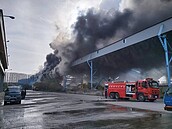 台中火力發電廠運煤皮帶失火烈焰衝天　消防趕往灌救