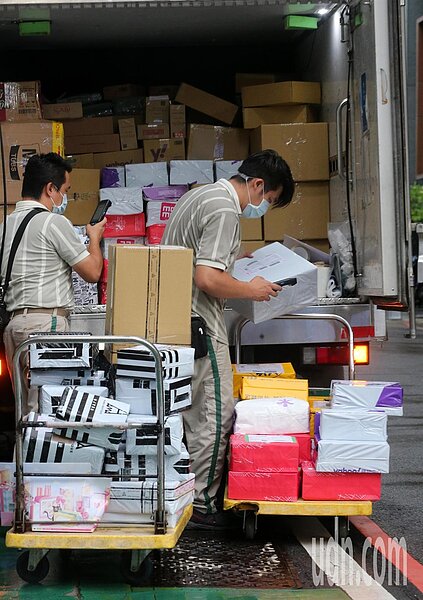 三級警戒延長至6月28日,許多行業面臨嚴峻考驗,只有物流業忙到不可開交。資料照/記者胡經周攝影