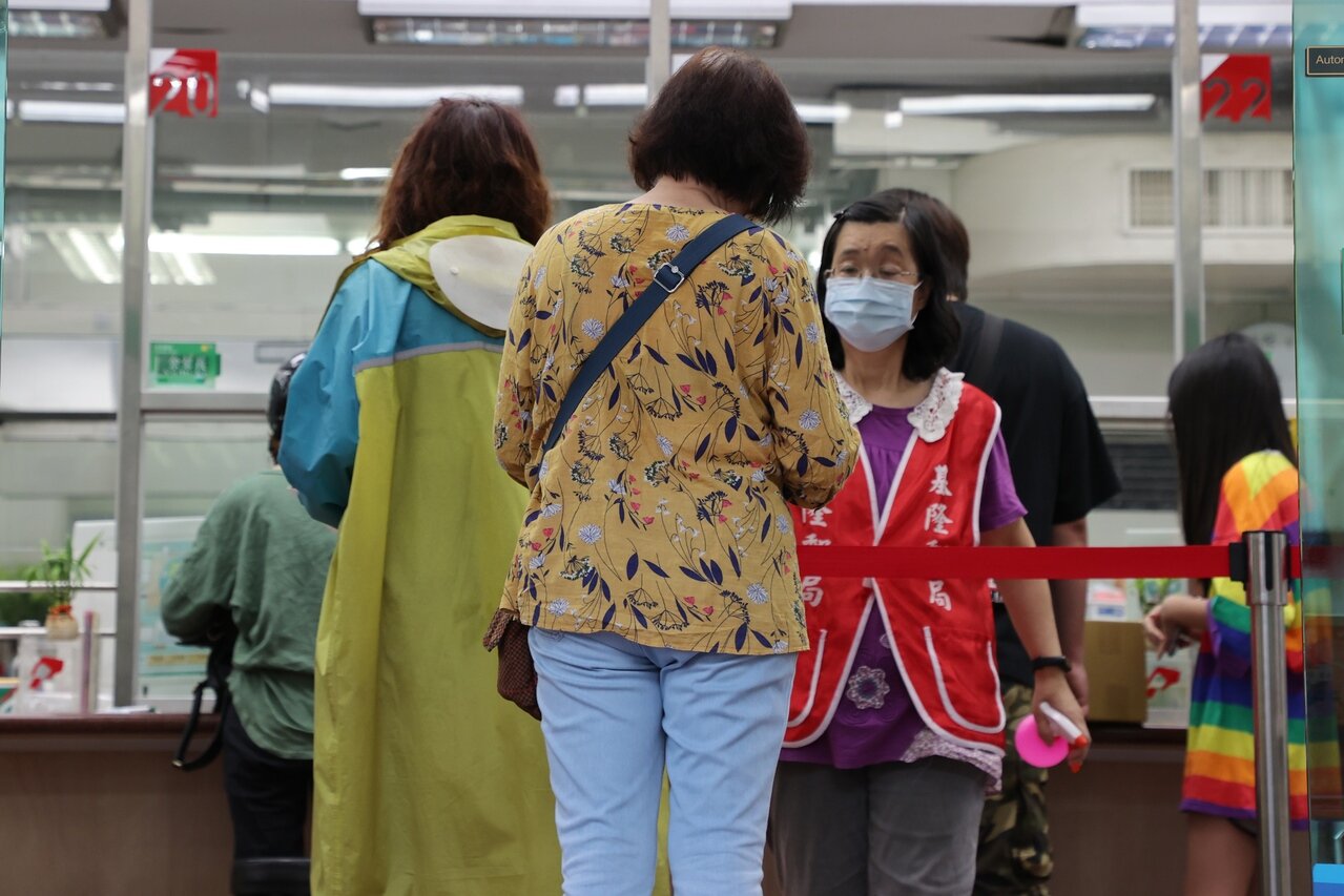 政府紓困4.0方案中,勞動部對於勞工直接補助,主要對象是在職業工會投保的無一定雇主及自營作業勞工。記者許正宏/攝影