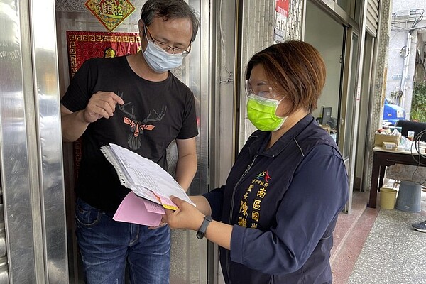 台中市政府推出到府為75歲行動不便者打疫苗,但里長挨家挨戶調查意見,怕增染疫風險。圖/陳雅惠提供