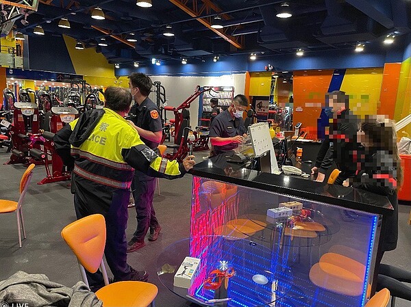 知名的「World Gym健身俱樂部」台南新營店昨晚經警方查獲疑擅自營業，業者否認，警最後依法告發。圖／讀者提供