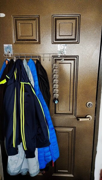 落地窗對面大門。圖／翻攝自《mobile01》