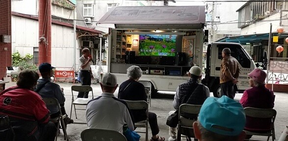 讓長者自由歡唱的「老人文康車」。圖/里長蕭水文提供