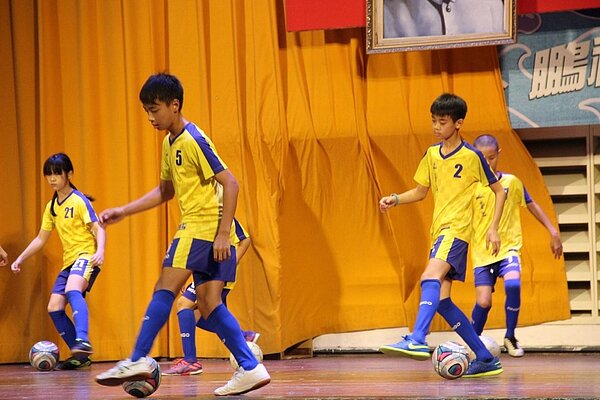 未來在體育教學上亦是以雙語方式進行。圖/褚希雯校長提供