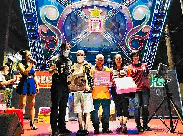 純翠里中秋晚會居民們共襄盛舉，卡拉ok舞台是一展歌喉的好地方。圖／褚仁德里長提供