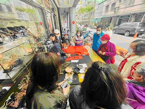 純翠里年節前夕發放春聯的活動，讓居民一同感受年節氣氛。圖／純翠里FB粉專提供