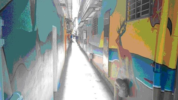 改造後的巷弄，充滿朝氣，也吸引不少人前去觀賞。圖／褚仁德里長提供