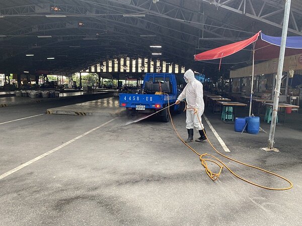 案12136曾在6月2日和3日約上午5時半送貨到玉井果菜市場，台南市府派員清消。圖／台南市政府提供