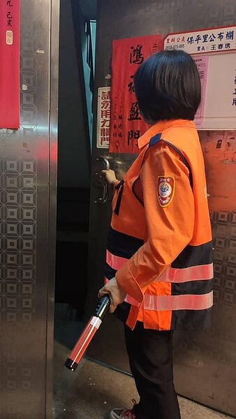 王春琇投身守望相助行列,親自訪視里區。圖/擷取自保平里臉書粉專