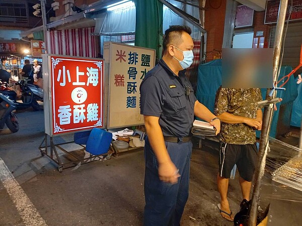 學甲公有市場傳任意擺攤,憂心波及防疫,警方取締告發。圖/警方提供