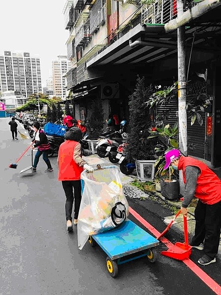 純翠里居民一同參與掃除工作,以維持里內整潔。圖/純翠里FB提供