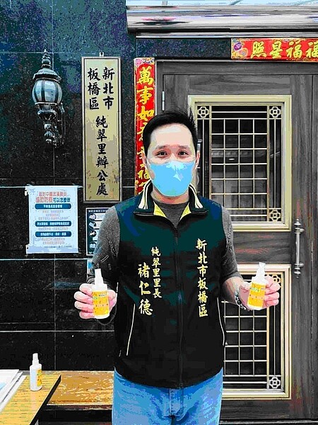 里長發放75%酒精供居民使用,讓大家一起落實防疫生活。圖/純翠里FB提供