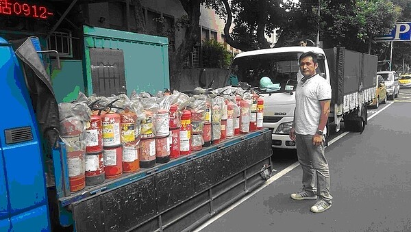 里長協助定期更換滅火器內容物,以確保滅火器的實用性,貫徹對生活安全的維持。圖/純翠里FB提供