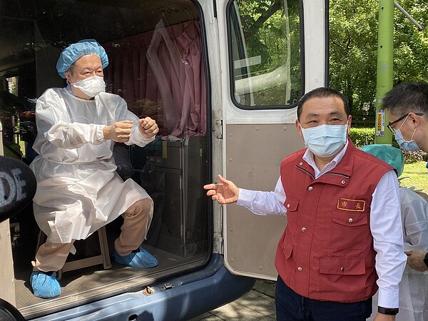 透過改裝醫療專車,機動篩檢隊可每3天就換1次地方執行篩檢任務,市長侯友宜(右2)呼籲民眾盡快出來篩檢。圖/樹林區公所提供