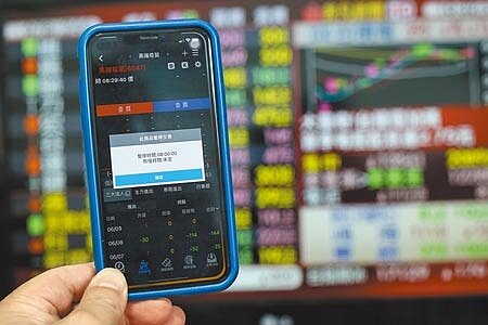 高端10日暫停交易,市場預期,高端將公布新冠疫苗二期臨床試驗解盲與相關數據,本月會送件申請緊急使用授權,最快7月開始供應。台股則受到台積電增配股息影響,半導體股開高震盪,指數終場上漲193.00點或1.14%,收在17159.22點,成交量為4089.63億元。(鄧博仁攝)