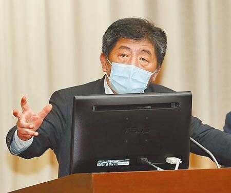 
衛福部長陳時中（圖）10日再被立委追問放寬機師檢疫的「3+11」決策時，頻頻搶話爆火氣。（劉宗龍攝）
