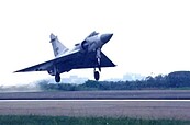 空軍新竹基地主跑道驗收中　各型機起降測試強度