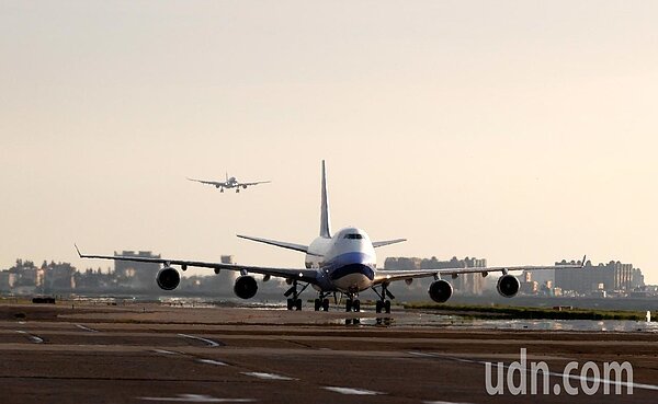 由民間募租購得的日本組合式負壓隔離艙貨品傍晚抵達桃園機場。圖/記者鄭超文攝影