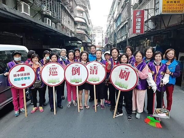 巡倒清刷,定期打掃水溝居家容器不積水。