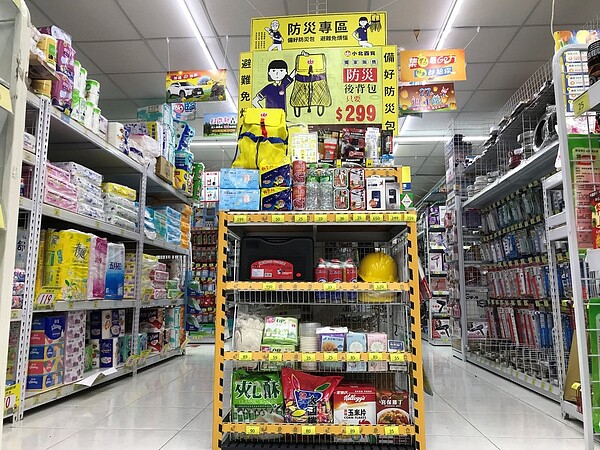 台南市消防局為方便民眾採買防災用品,與在地企業小北百貨賣場合作,即日起至6月30日設置「防災(颱)專區」攤位。聯合報系記者邵心杰/翻攝