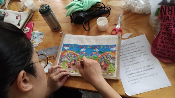 安和里舉辦的「蝶古巴特DIY環保袋課程」。圖／里長鄧長安提供