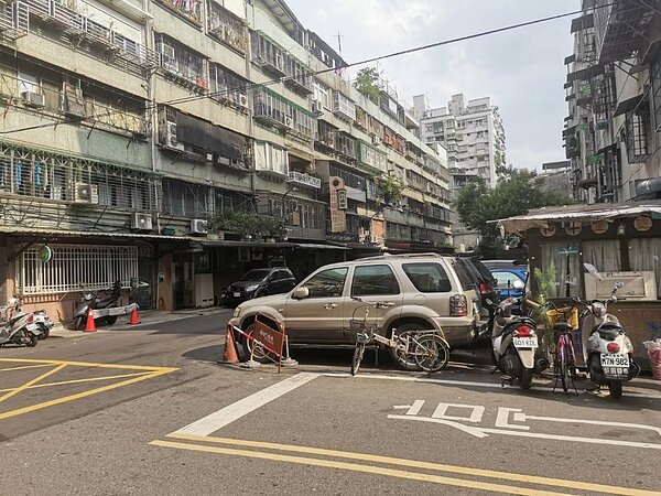 里民習慣老里長的出巡，不會出差錯。圖／陳忠賢攝