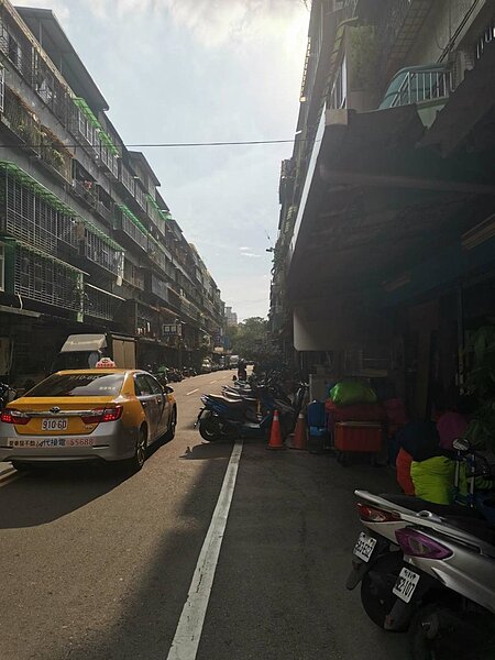 垃圾雜物透過鄰長義工清掃。圖／陳忠賢攝
