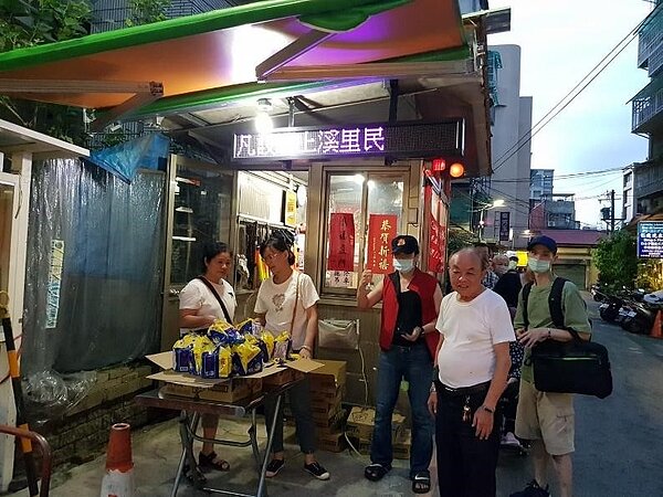 「一起來科學防疫」科學麵發放活動。圖／里長賴碧鑾提供