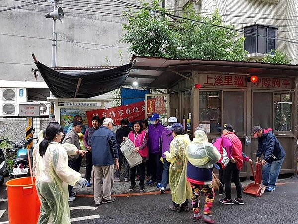 環保志工大隊每個月固定的打掃。圖／里長賴碧鑾提供